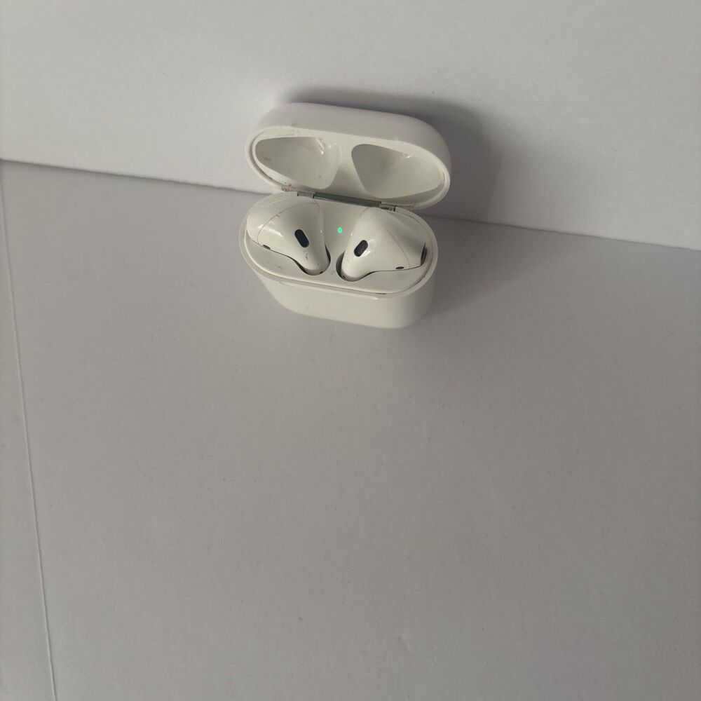 Apple AirPods 2nd Generation With Wired Charging Case Full Set Lightning - Used